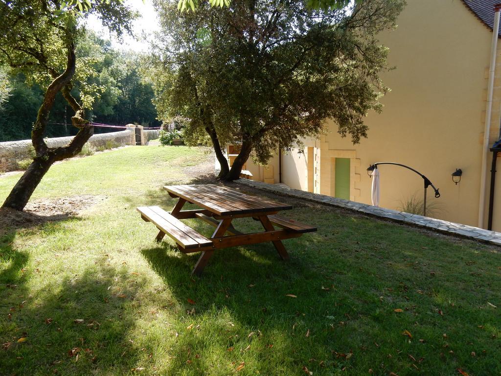 Le Hibou Heureux Bed & Breakfast Bezenac Exterior photo